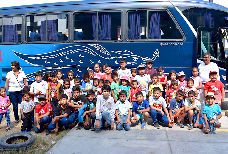 Emtrafesa trasladando a los niños de Alto Trujillo del barrio B y C para disfrutar de una experiencia inolvidable en el Festival de Luces y Colores
